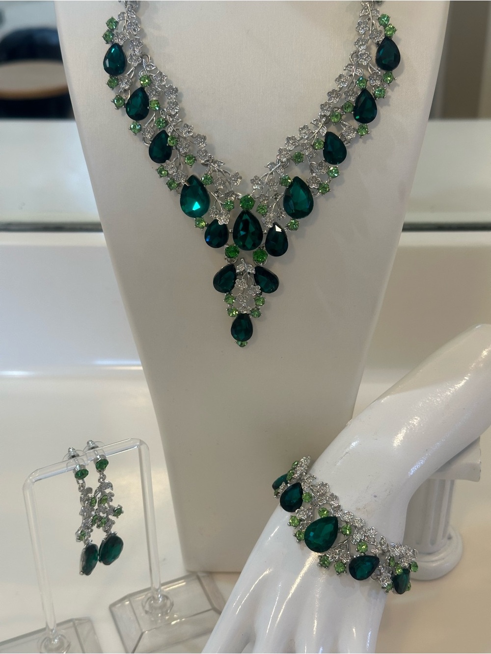 Elegant 3 Piece Emerald Green & Rhinestone Statement Jewelry Set - Picture 13 of 13